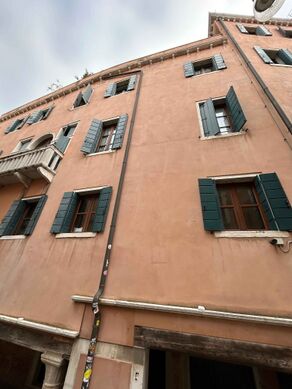 C (Class C) – tricellular palazzo with three main vertical axes and rich stone detailing.