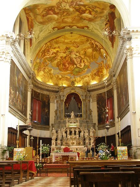 File:Altar Basilica San Pietro.jpg