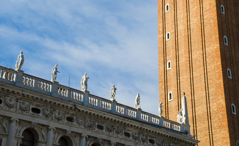 File:Figure8 librarystatues color.jpg