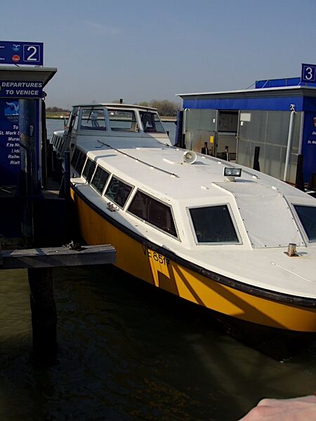 File:AirportTaxi.jpg