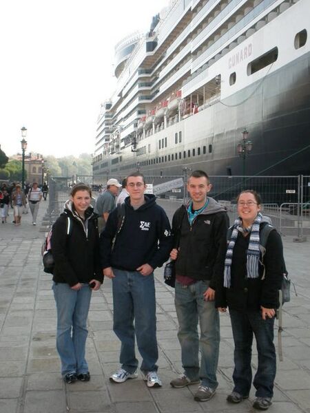 File:Group in front of QV 3 B10 Ships.jpg