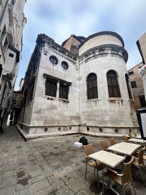 B (Class B) – wider two-cell façade facing the campo, showing paired window groups.