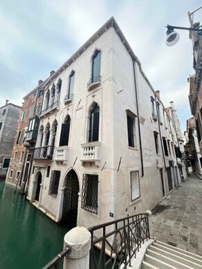 Bg (Class Bg) – hierarchical bicellular building where one bay is emphasised over the other.