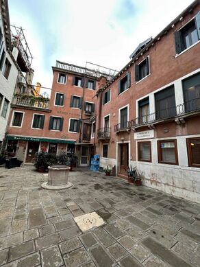 Nd (Class Nd) – non-integrated building whose proportions and façade treatment differ from surrounding fabric.