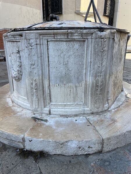 File:Reniassance Wellhead.jpg