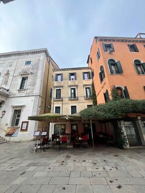 Fa (Class Fa) – pre-19th building showing fusion/addition, visible in the mixed materials and altered ground floor.