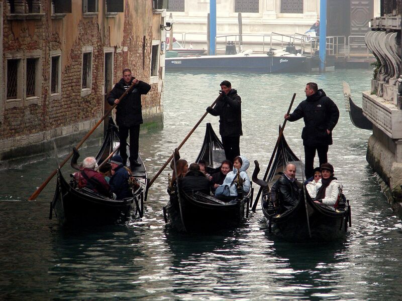 File:3gondolas.jpg