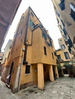 Nr (Class Nr) – 20th-century infill that is visually well integrated through similar materials and window rhythm.