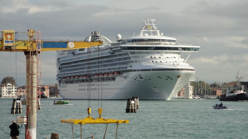 File:Grand Princess on Guidecca Canal.jpg