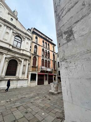 SU (Class SU) – unified pre-19th structure with coherent façade and continuous cornice line.