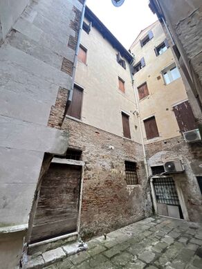 B (Class B) – historic bicellular palazzetto with symmetrical composition.