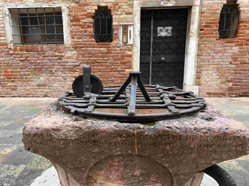 File:Wellhead lid with bucket pulley.jpg