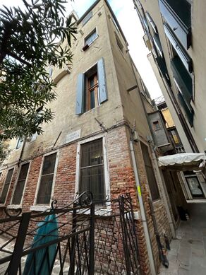 A (Class A) – pre-19th-century monocellular building with a narrow, vertically organised façade.